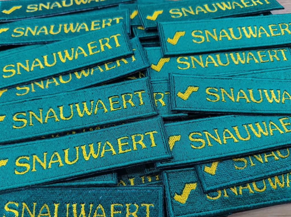 スノワートのロゴが刺繍されたブランドワッペン