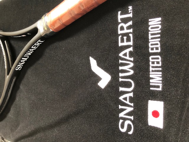 日本向けリミテッドエディションの刺繍入りケースに載せたマットブラックのスノワートラケット