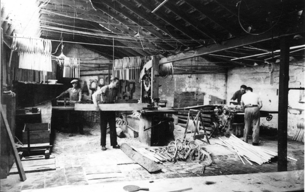 1920年代、ベルギーのスノワート工場で木製ラケットのフレームが製造されている白黒写真